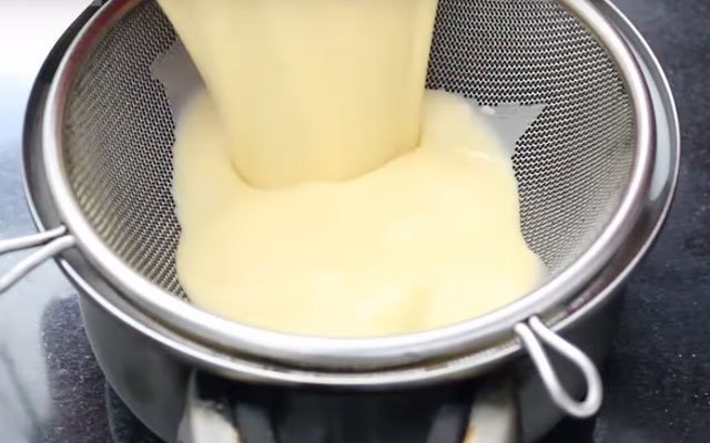 Dùng rây lọc hỗn hợp trứng sữa vừa khuấy cho thêm mịn